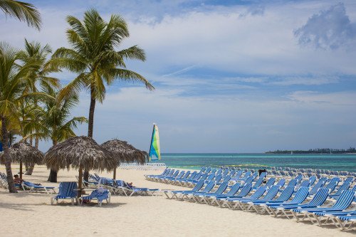 CDC добавляет багамские острова и еще 5 направлений на самый высокий уровень предупреждения о путешествии COVID-19